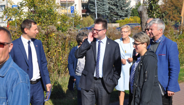 Minister zdziwiony rampą zamiast przejścia